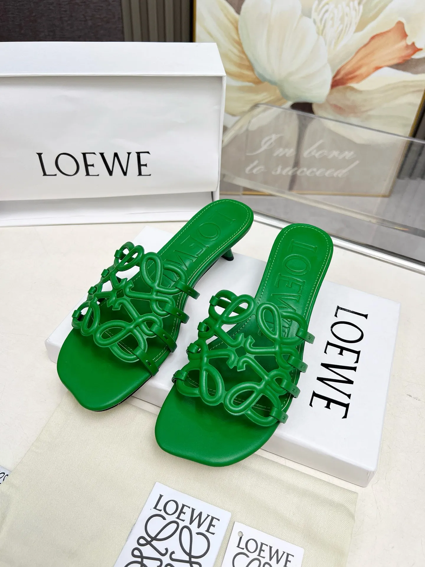 👟👟Ex-factory price 500👟👟 LOEWE 2025 SS summer limited edition hollow slippers, it is a very comprehensive noble fashion brand, highly recommended to all little fairies.   1⃣️Material: Imported cowhide 2⃣️Inner lining: Imported Italian lambskin, super soft and delicate 3⃣️Outsole: Imported Italian original original color genuine leather outsole Heel height 4.5 4⃣️Code number: 35 to 39 (40.41.42.43. Customized)